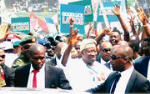 President-Goodluck-Jonathan-acknowledging-cheers-from-Peoples-Democratic-Party-supporters-on-arrival-at-the-Tafawa-Balewa-Square-in-Lagos...-on-Thursday.-360x225.jpg